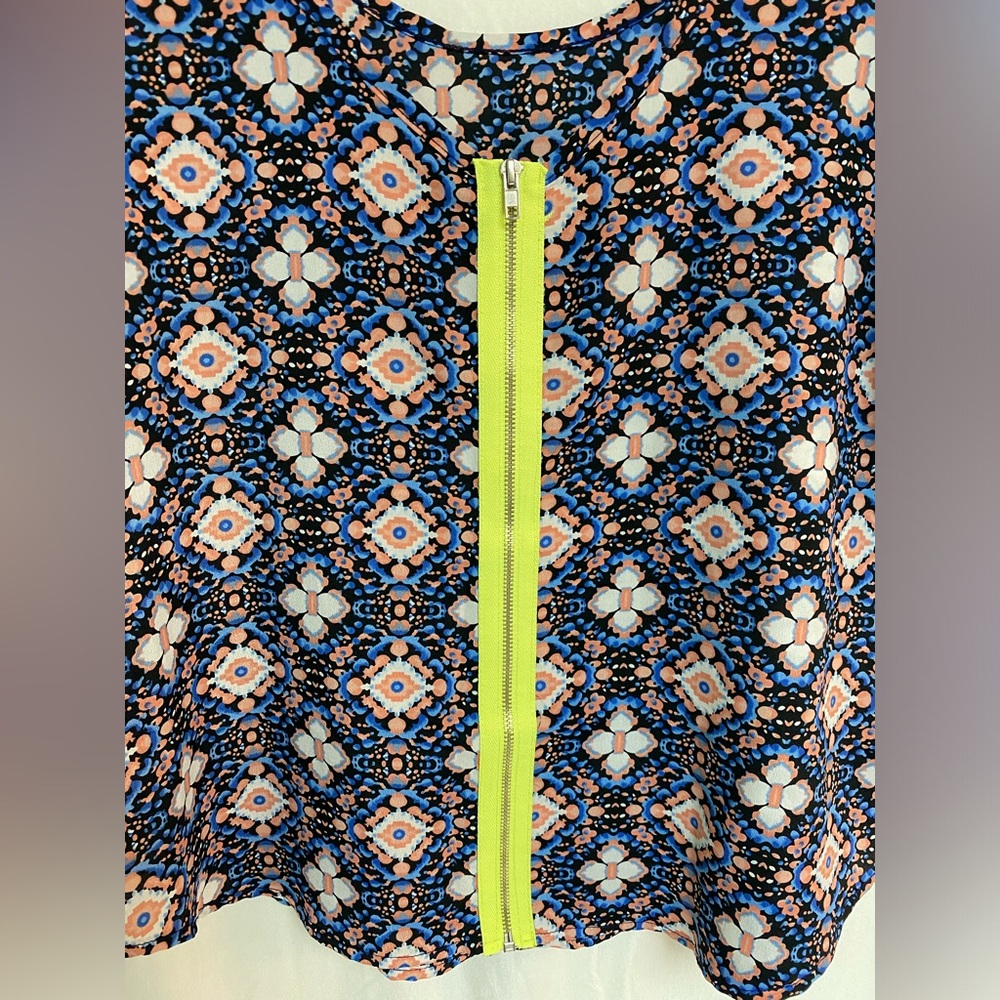 Bjewel Patterned Top - Picture 4 of 4